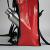 Sac à dos bâche|Zoom sur la poche du sac à dos. Sac à dos upcyclé couleur rouge.