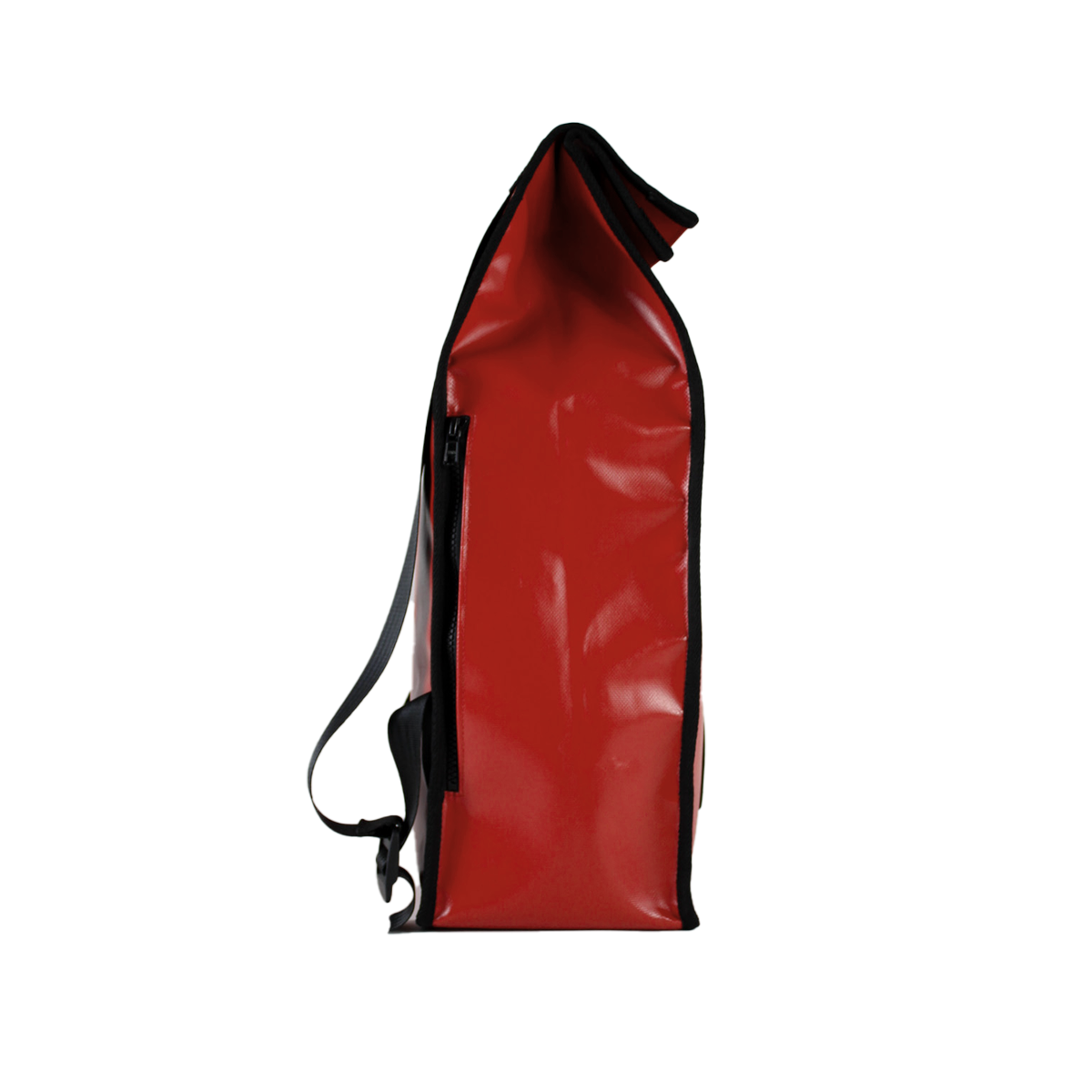 Sac à dos bâche|Vue de côté du sac à dos. Sac à dos upcyclé couleur rouge.