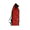 Sac à dos bâche|Vue de côté du sac à dos. Sac à dos upcyclé couleur rouge.