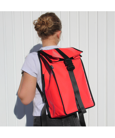 %product-name%%separator%Sac à dos upcyclé. Photo du sac à dos porté. Sac à dos couelur rouge.