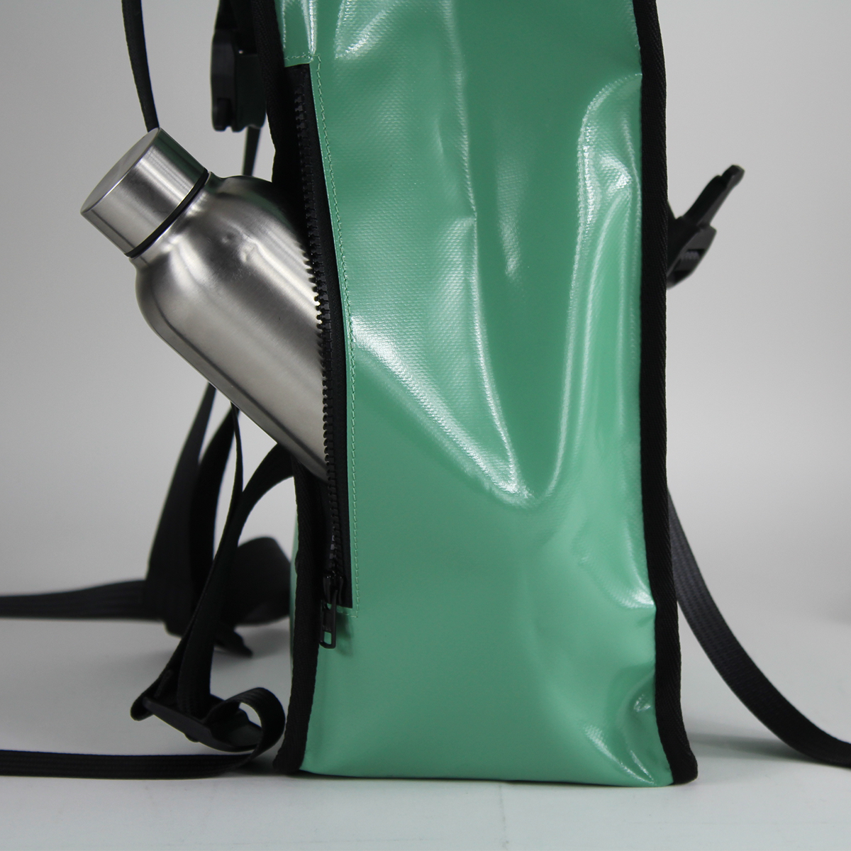 Sac à dos bâche|Zoom sur la poche du sac à dos. Sac à dos upcyclé couleur vert d'eau.
