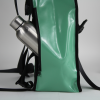 Sac à dos bâche|Zoom sur la poche du sac à dos. Sac à dos upcyclé couleur vert d'eau.