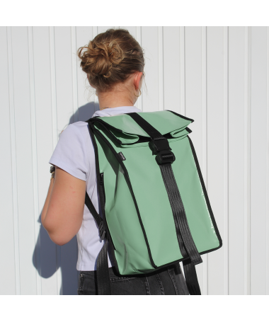 %product-name%%separator%Sac à dos upcyclé. Photo du sac à dos porté. Sac à dos couelur vert d'eau.