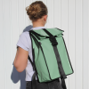 Sac à dos bâche|Sac à dos upcyclé. Photo du sac à dos porté. Sac à dos couelur vert d'eau.