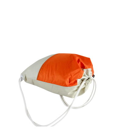 Un sac cordon bicolore issu de l'upcycling de morceau de toile de montgolfière