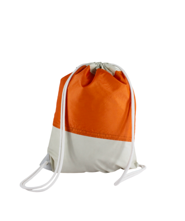 Un sac cordon bicolore issu de l'upcycling de morceau de toile de montgolfière