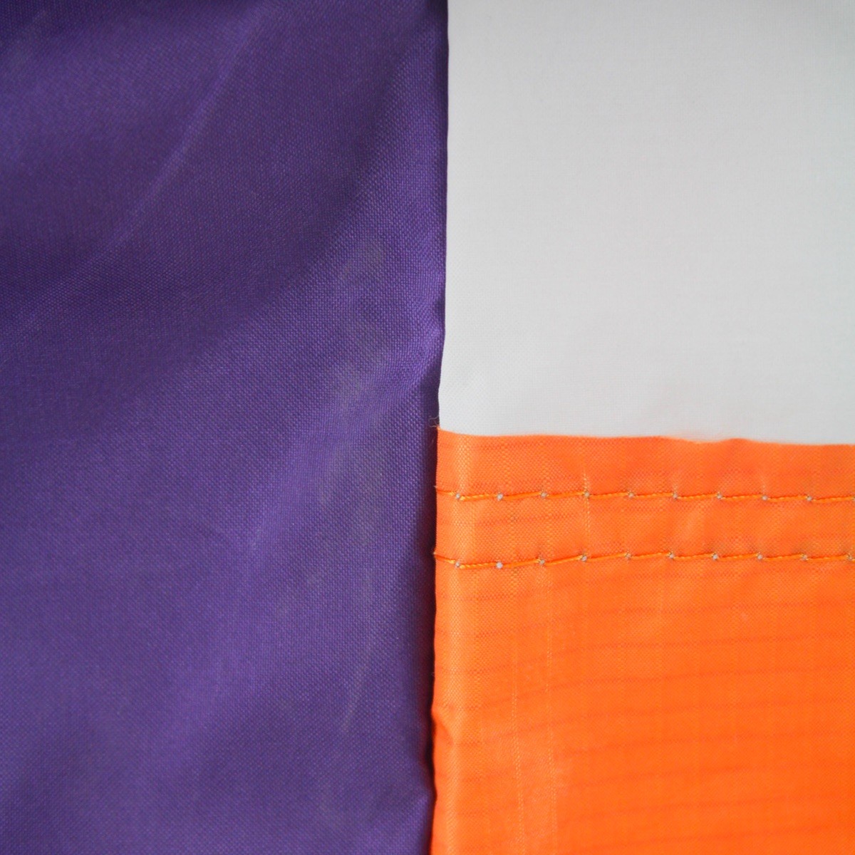 Sac cordon confectionné à partir d'une toile de montgolfière upcyclée.