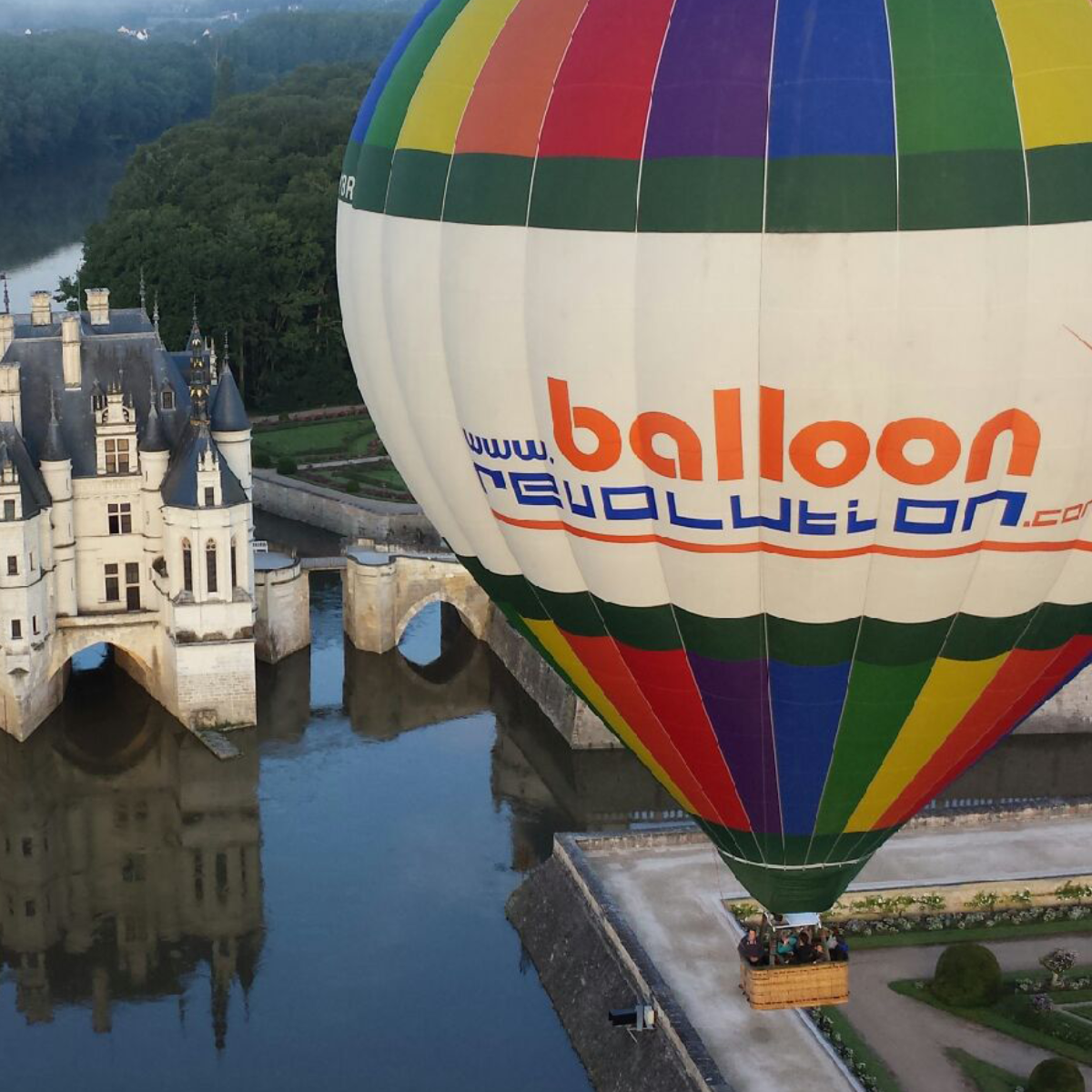 Drawstring bag balloon