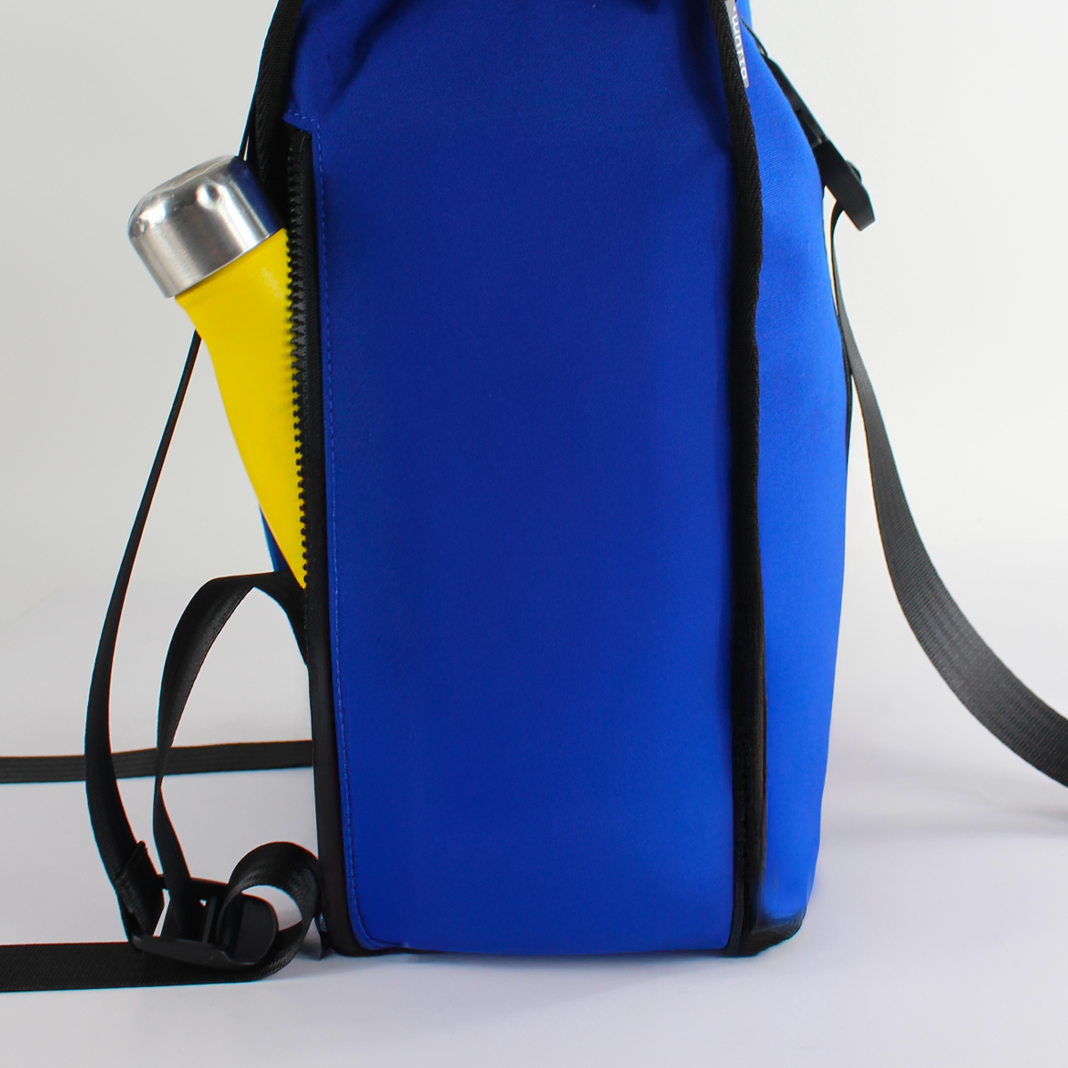 Sac à dos écologique en toile de store bleue avec poche latérale pour gourde