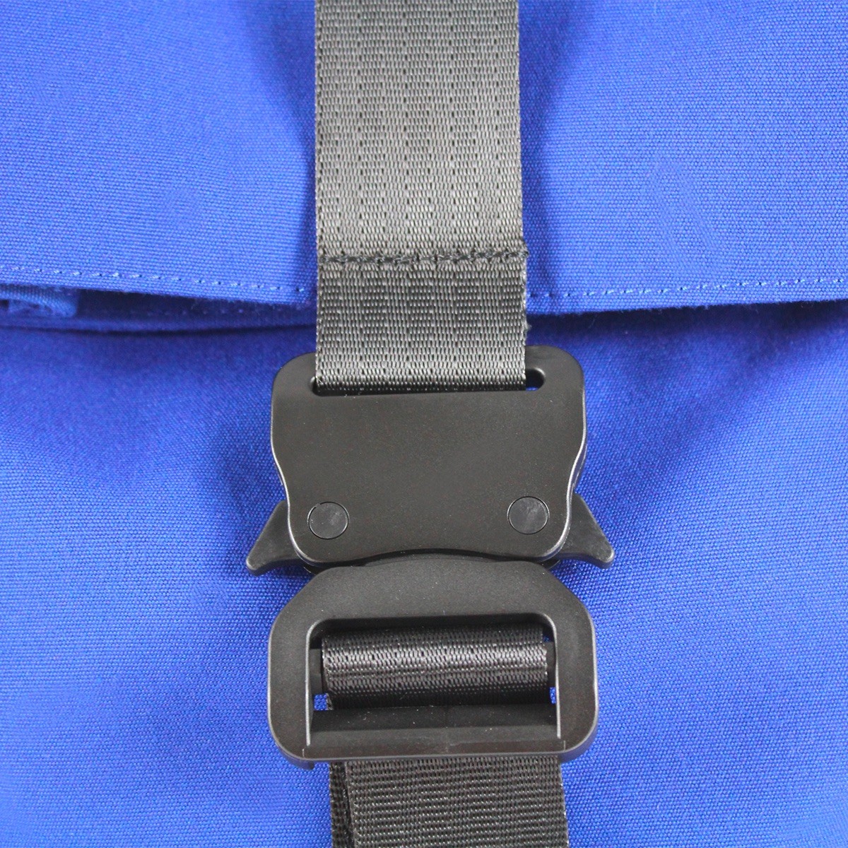 Sac à dos en toile de store bleue avec boucle d’accastillage solide