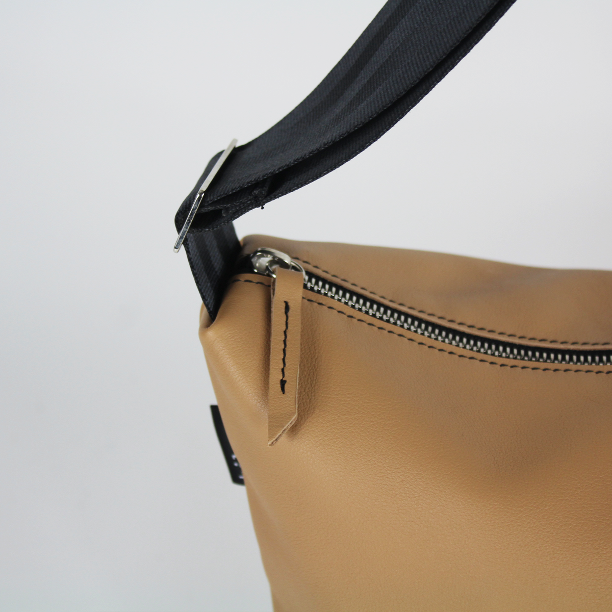 Sac bandoulière en cuir de luxe - camel