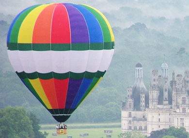 Montgolfière Balloon Revolution survolant la Tourraine